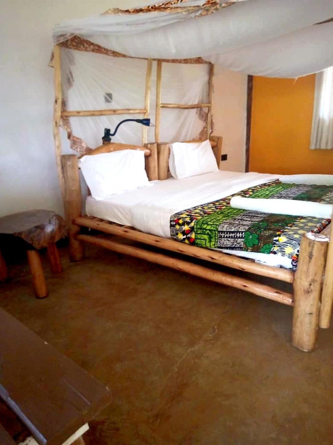 Topi Lodge Katunguru Bagian luar foto